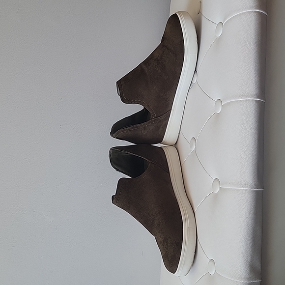 CUSHIONAIRE Women's Hero Hidden Wedge Sneaker Size 8 1/2M - Picture 12 of 15